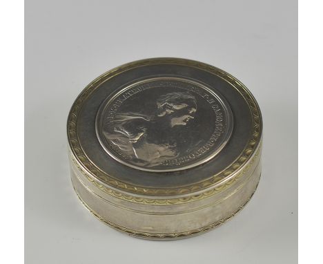 Runde Silbertabatière. Mit Teilvergoldung. Schwere Verarbeitung. Deckel mit Portrait Zarin Katharina. Innen vergoldet, sowie 