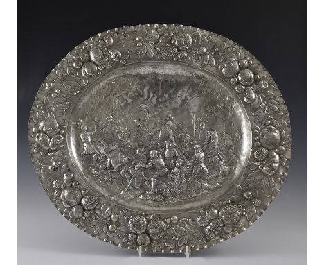 Großes ovale Schauplatte. Breitrandig mit Früchterelief. Im Spiegel Schlachtenszene mit Rittern im Harnisch. Getrieben und zi