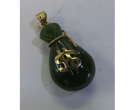 A JADE SWAG BAG PENDANT, WITH A GOLD MOUNT, AND GOLD $ MOTIF, WEIGHT 5G
