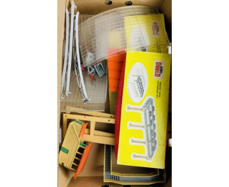 An Interesting Collection of Hornby Dublo Buildings &amp; Building Parts. P&amp;P Group 3 (£25+VAT for the first lot and £5+V