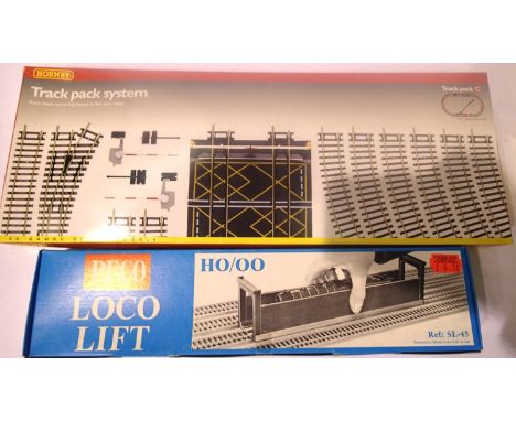 Hornby R8017 track pack C and Peco loco lift. P&amp;P Group 1 (£14+VAT for the first lot and £1+VAT for subsequent lots) 