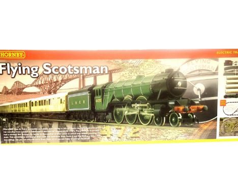 Hornby R1039 Flying Scotsman train set, loco and tender, three teak coaches, with controller only. P&amp;P Group 3 (£25+VAT f