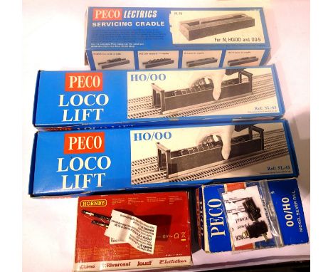 Peco loco lift x2, Peco servicing cradle x1 and Peco and Hornby track power clips. P&amp;P Group 1 (£14+VAT for the first lot