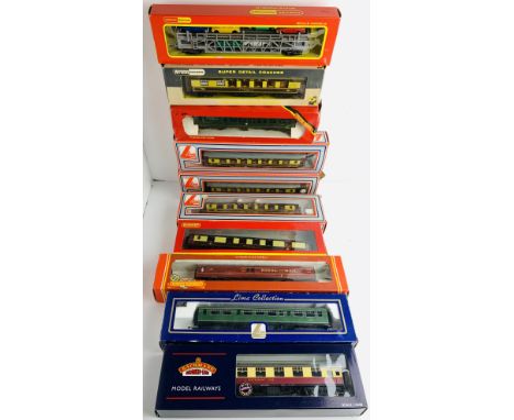 10x OO Scale Coaches - Mixed Assortment. P&amp;P Group 3 (£25+VAT for the first lot and £5+VAT for subsequent lots) 