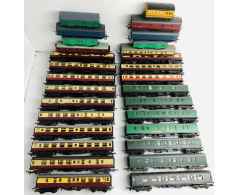 29x OO Gauge Passenger Coaches. P&amp;P Group 3 (£25+VAT for the first lot and £5+VAT for subsequent lots) 