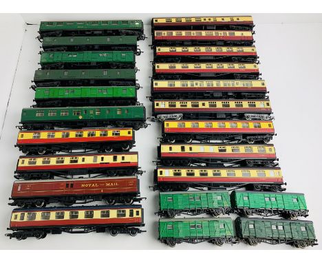 23x OO Gauge Coaches - Including CCT. P&amp;P Group 3 (£25+VAT for the first lot and £5+VAT for subsequent lots) 