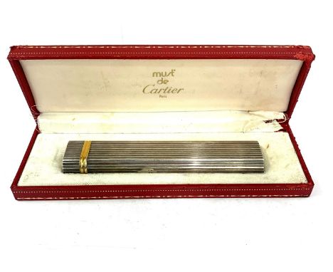 Must De Cartier lighter boxed measures approx 12.5cm long silver plated please see images for details 