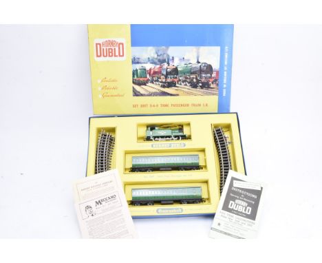 Hornby Dublo 00 Gauge 2007 SR Tank Passenger Train Set, comprising BR SR green 0-6-0 Tank engine with tested tag, two short g