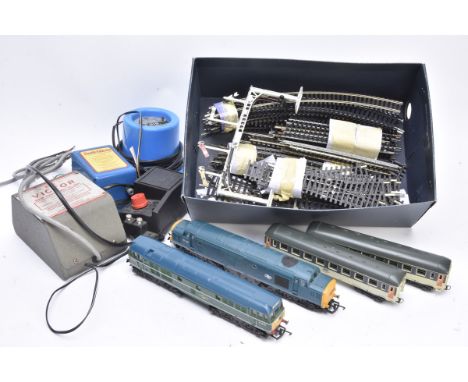 Tri-ang Hornby Peco and other makers 00 Gauge Locomotives Track Controllers and other Accessories, Tri-ang BR green (blue roo