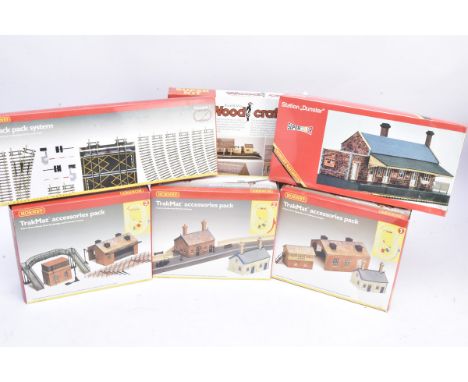 Hornby 00 Gauge (China) Track mat Accessory packs and other items, Pack 1 including engine Shed, Signal Box and Cottage, Pack