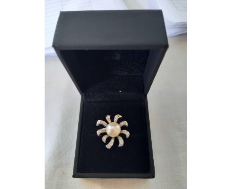 GOOD WHITE GOLD 18ct PEARL &amp; DIAMOND FLOWER HEAD RING, SIZE 'N' 6g