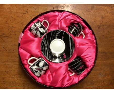 CIRCULAR BOX OF LLEWELYN BOWEN DESIGN ROYAL WORCESTER CUPS &amp; SAUCERS, IN ORIGINAL BOX