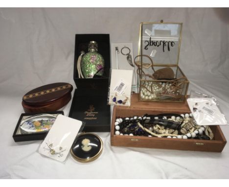 CARTON OF MIXED COSTUME JEWELLERY / FASHION JEWELLERY, FRAGRANCE LAMP, TRINKET BOX &amp; CIRCULAR CAMEO 