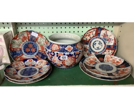 SHELF OF 6 VARIOUS IMARI PLATES, A COUPLE A/F &amp; A SIMILAR JARDINIERE