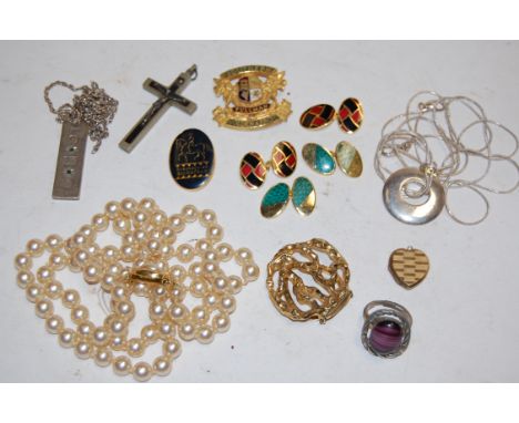 A small collection of miscellaneous items to include Southern Railways Pullman gilt metal and enamelled railway badge stamped