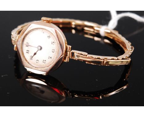 A 9ct gold cased ladies wristwatch, having manual wind movement and expanding 9ct gold bracelet, gross weight 16.1g