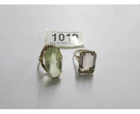 A 9ct gold ring set clear stone, hall marked London 1965, size O and a 9ct gold ring set pale citrine, hall marked London 197