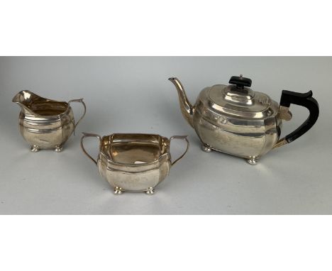 A SILVER TEA SERVICE TO INCLUDE A TEA POT, MILK JUG, SUGAR BOWLTotal weight: 805gms