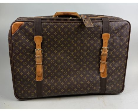 A VINTAGE LOUIS VUITTON MONOGRAM SUITCASE72 x 54 x 14 cm