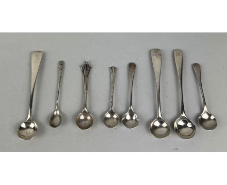 A COLLECTION OF SILVER CADDY SPOONS TO INCLUDE GEORGIAN Total weight: 54 gms