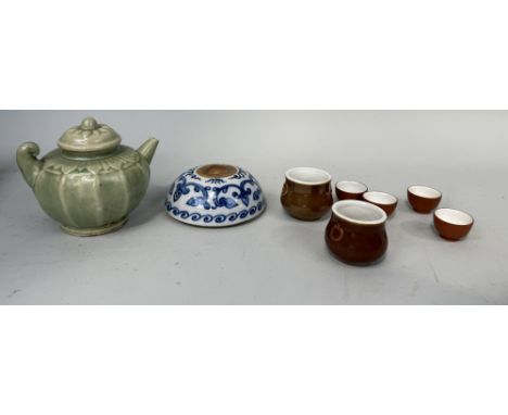 A COLLECTION OF CHINESE CERAMICS INCLUDING A TEAPOT