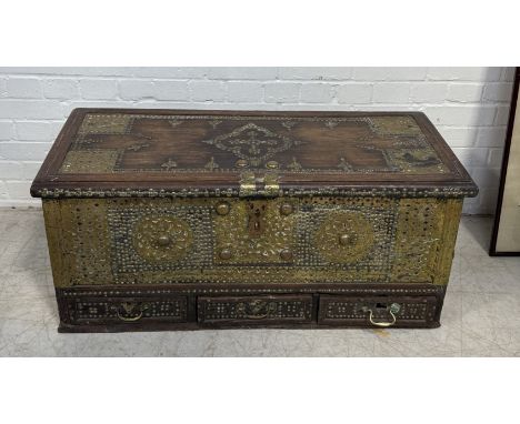 AN ANTIQUE ZANZIBAR TRUNK WITH BRASS INLAY 100 x 44 x 43 cm