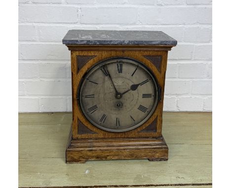 A OAK-CASED EIGHT DAY MANTEL CLOCK WITH MARBLE TOP37 x 30 x 17 cm