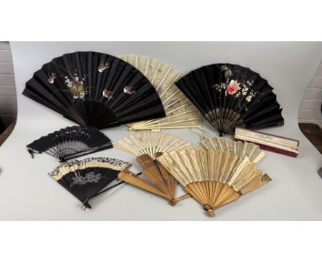 A GROUP OF VINTAGE AND ANTIQUE FANS TO INCLUDE CHINESE