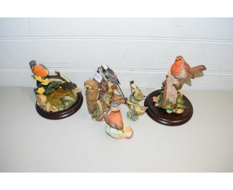 MIXED LOT COMPRISING TWO ROYAL WORCESTER GOLDCREST MODELS, A COALPORT WREN, TWO COUNTRY ARTISTS MODELS OF A ROBIN ON A POST A