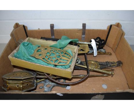 BOX OF MIXED BRASS WARES TO INCLUDE HORSE BRASSES ON LEATHER BACKS, TRIVETS, CHESTNUT ROASTER, FIRE TOOLS ETC
