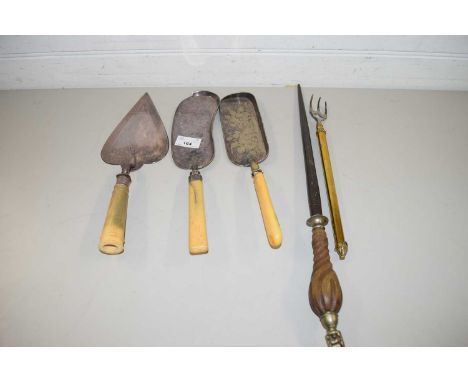 MIXED LOT COMPRISING A SILVER PLATED CAKE TROWEL, TWO SILVER PLATED CRUMB TRAYS, FIRE POKER AND A TOASTING FORK