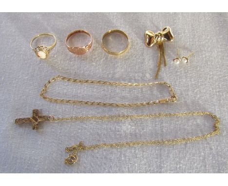 Selection of 9ct jewellery consisting of 3 gold rings total weight 4.5 g, bow brooch 1.2 g, pearl earrings (missing butterfly