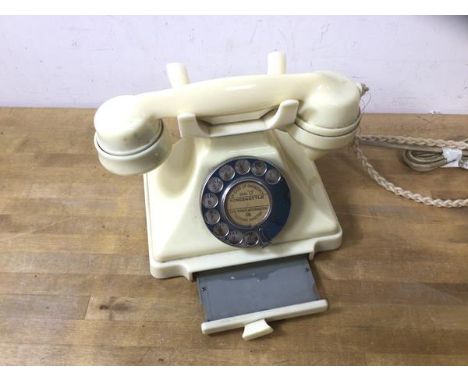 A vintage Kingskettle, Fife bakelite rotary dial telephone, measures 15cm high