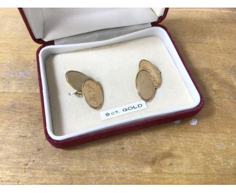 A pair of sleeve links, both marked 9ct, one panel engine turned, the other with initials HP, combined weight 5.34 grammes