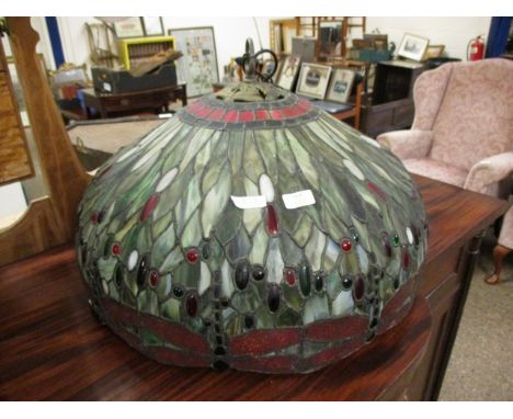 GOOD QUALITY MODERN DRAGONFLY TIFFANY STYLE LAMP OF LARGE PROPORTIONS 