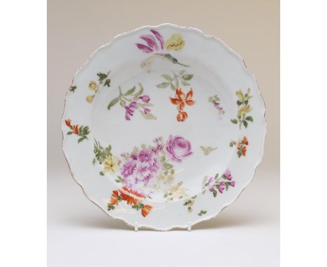 Chelsea porcelain plate, Red Anchor period, circa 1752-56, decorated with floral sprays, 21.5cm (Please note condition does n