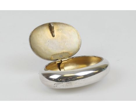 George V silver squeeze snuff box, by Stokes and Ireland Ltd, London 1911, plain cushion form, 8cm x 6.5cm, weight approx. 69