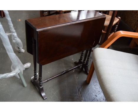 A mahogany gate leg side table on turned legs 60cmW