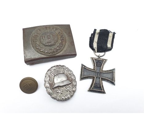 German World War I wound badge, Iron Cross dated 1914, German belt buckle and a military button - Condition Report 