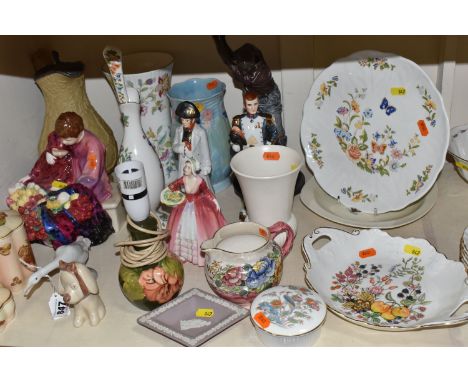 A GROUP OF DECORATIVE CERAMICS to include a Minton 'Haddon Hall' tapering vase height 23.5cm (marked as second quality), a sm