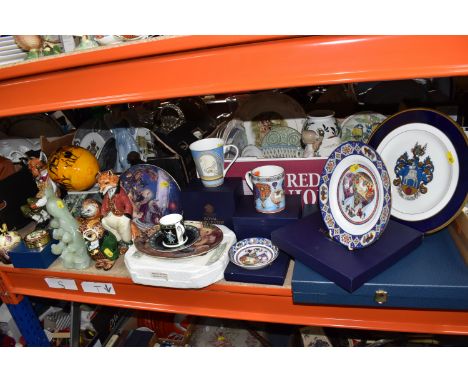 TWO BOXES AND LOOSE CERAMICS to include a group of boxed Royal Worcester 'Flight of Fancy' items comprising a mug, a plate, a