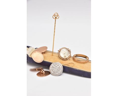 AN ASSORTMENT OF JEWELLERY, to include a pair of 9ct gold cufflinks, a band ring with textured detail, ring size P, an AF sin