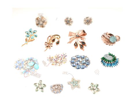 Vintage costume jewellery, a star burst brooch, 40mm and matching earclips, 30mm, a rose metal spray brooch with a domed clus