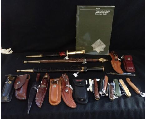 A COLLECTION OF KNIVES, some with leather scabbards, to include hunting knives