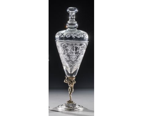 Deckelpokal Boehmen oder Thueringen, um 1730 Graustichiges Glas. Als Schaft vollplastische Figur des Atlas in Silber, auf sei