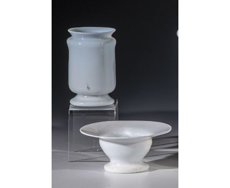 Kleine Schale und Apothekengefaess (Albarello) Facon de Venise, 17./18. Jh. Teils opalisierendes Milchglas mit hochgestochene