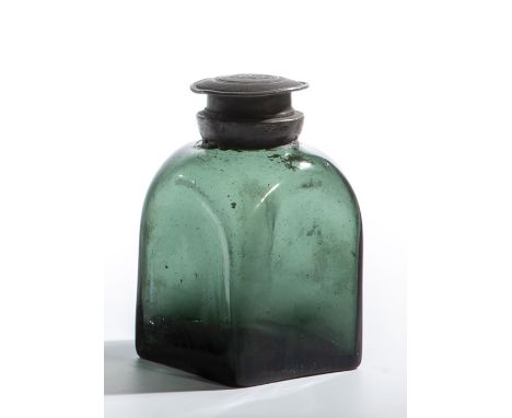 Vierkantflasche mit Zinnschraubverschluss Deutschland oder Norwegen, 18. Jh. Gruenes Glas mit leicht hochgestochenem Boden un