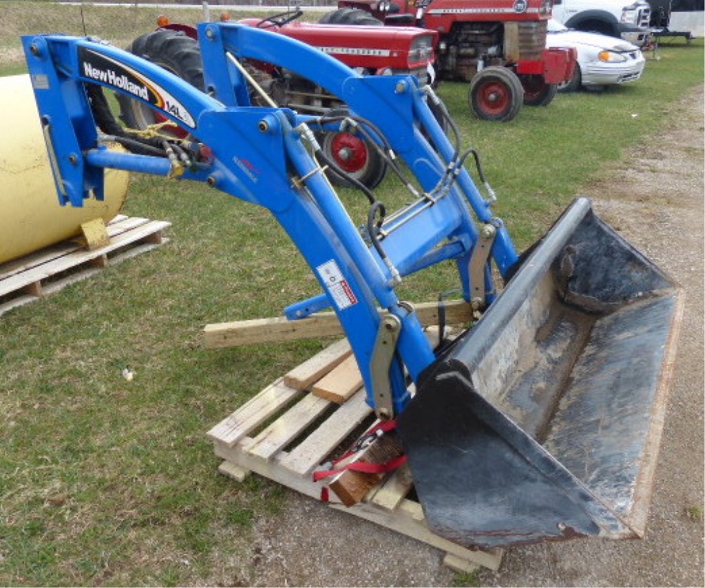 NEW HOLLAND 14LA TRACTOR LOADER W/BUCKET COMPACT TRACTOR LOADER