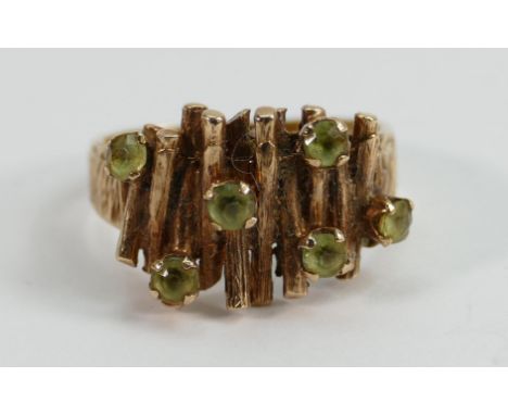 9ct gold ring set with semi precious green stones: Size L/M, 5g. 
