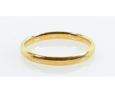 22ct gold hallmarked wedding ring band: Weight 2.9g, size M, 2.5mm wide. 
